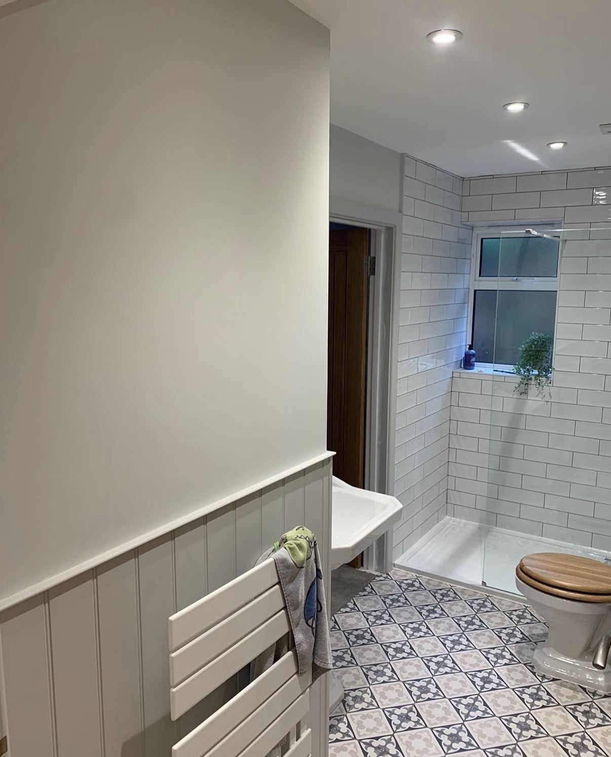 Bathroom with tongue and groove panelling painted white — interior decorating Hastings East Sussex